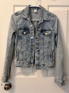 H&M Women’s Light Wash Denim Jacket